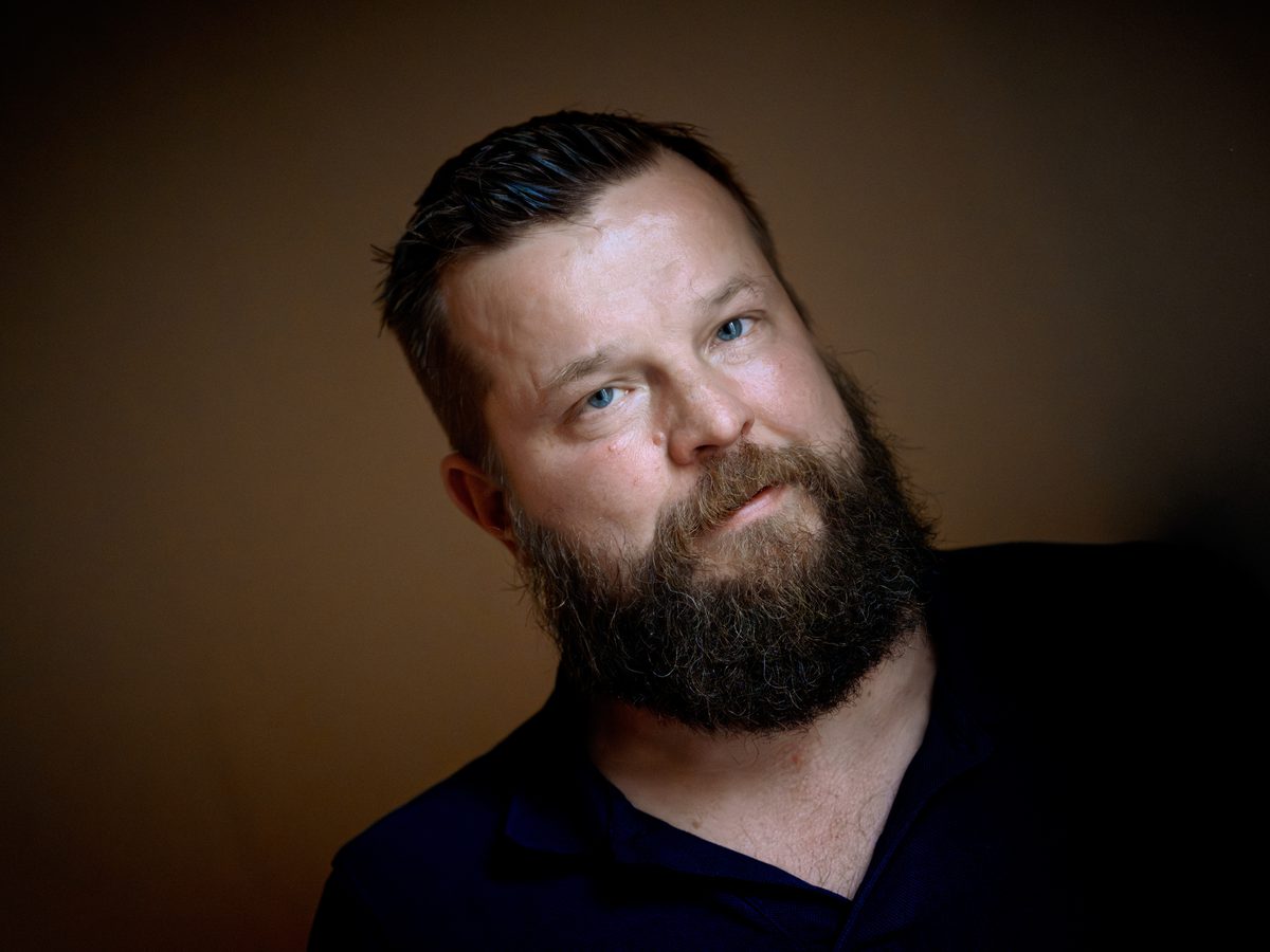 Pasi Holmberg är drivkraften bakom projektet. Han är anställd som projektledare av Finlands Svenska Ungdomsförbund.