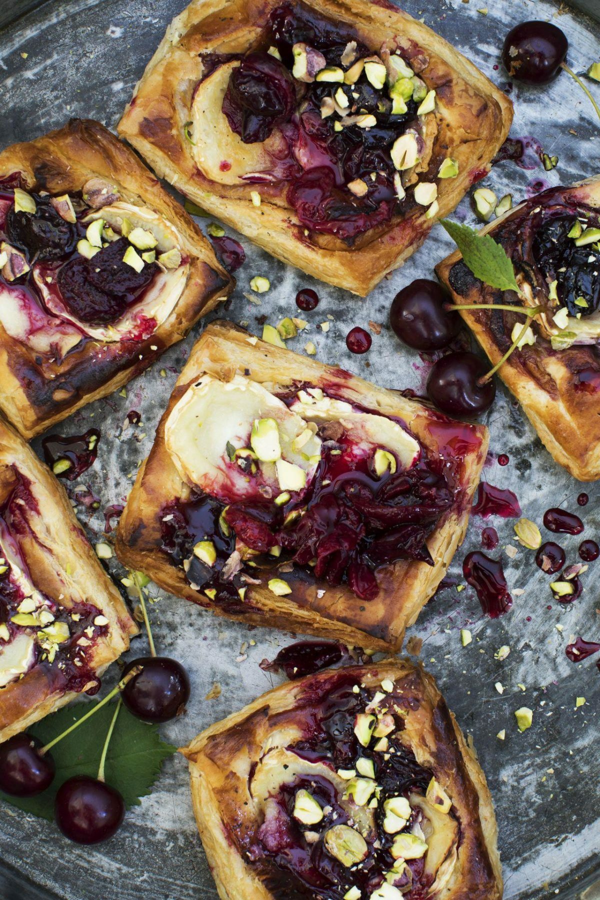 Smördegstartletter med getost, körsbärssylt & pistaschnötter