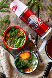 Termos och två skålar med nudelsoppa