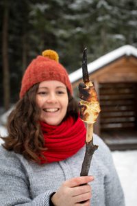 Kvinna håller i en pinne med pinnbulle