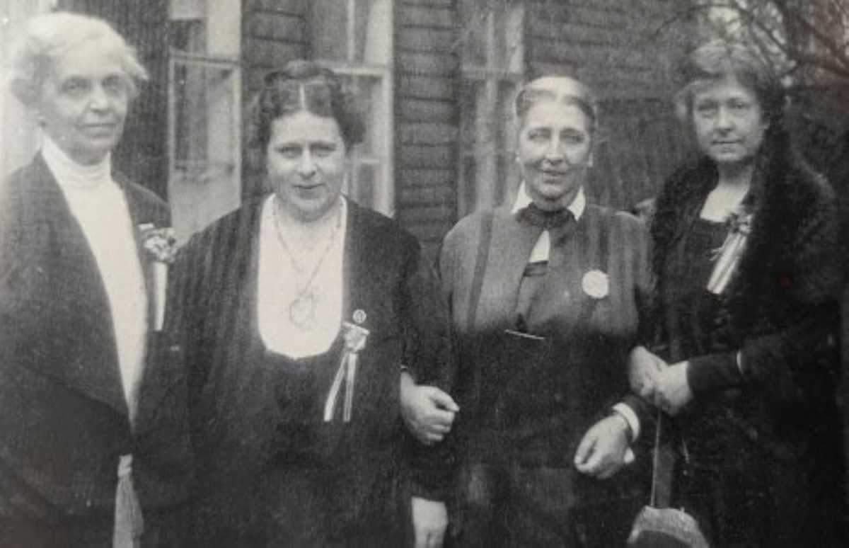 Fanny Hult till vänster på bilden.