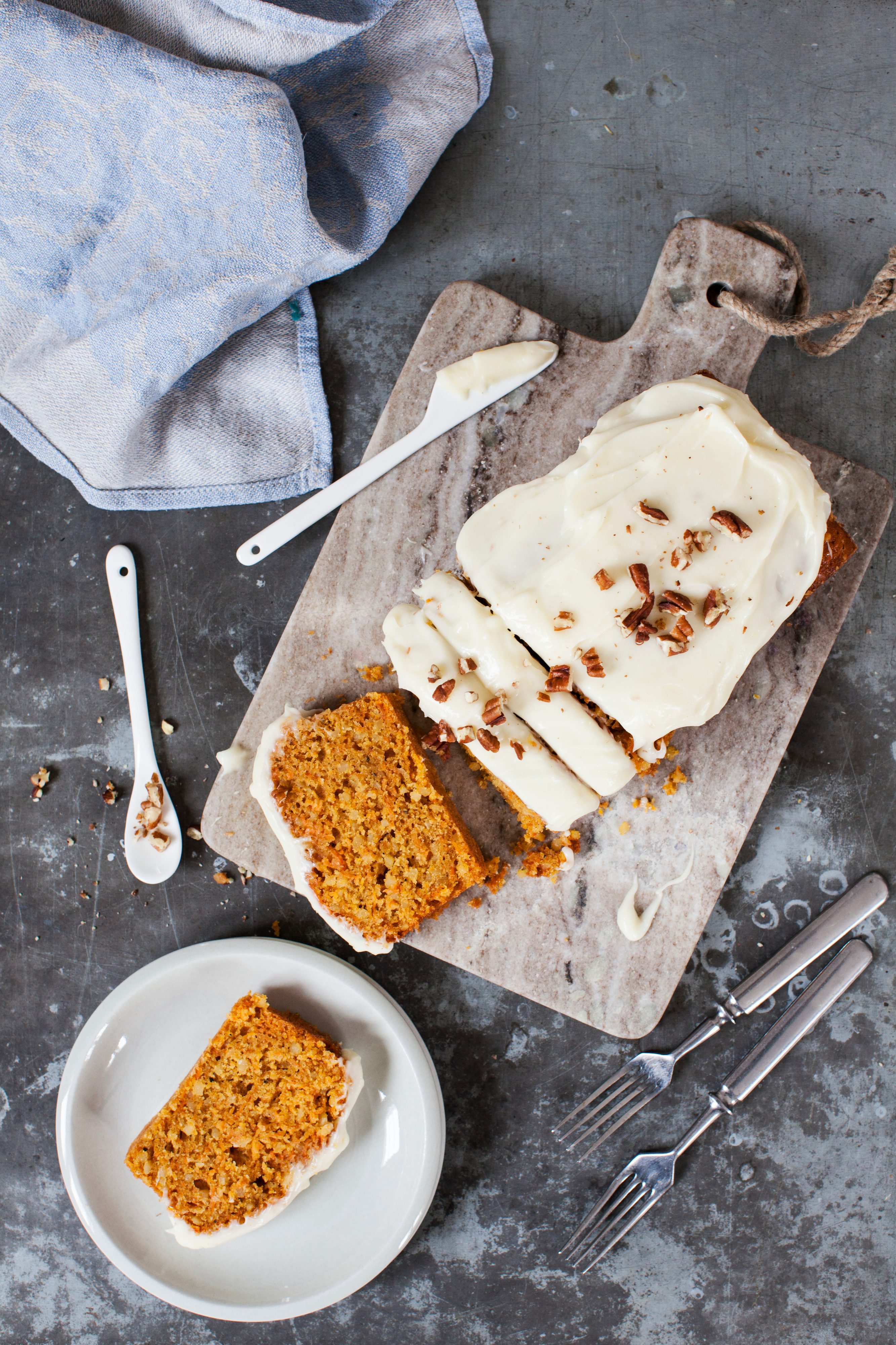 Morotskakan får ett nytt djup med hjälp av lite surdeg.