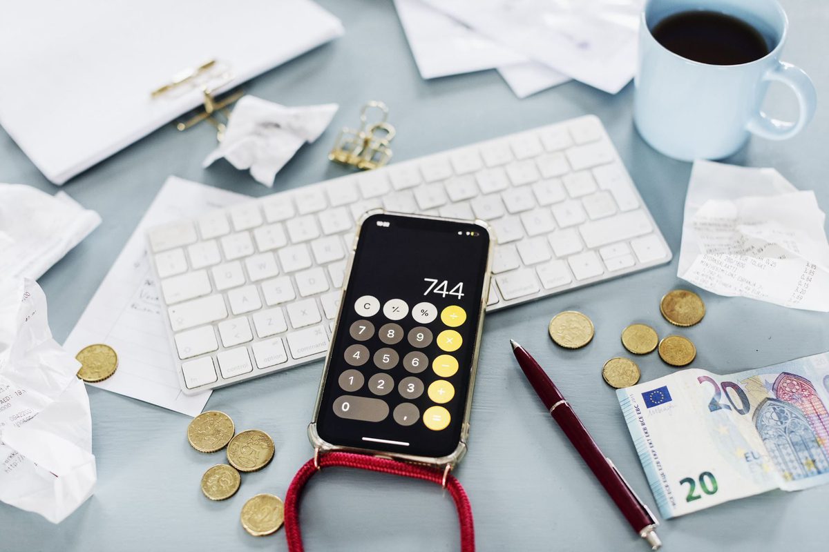 En bild med småslantar, kaffekopp och tangentbord.