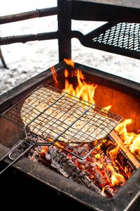 Tunnbröd grillas snabbt över glöden i ett halster.