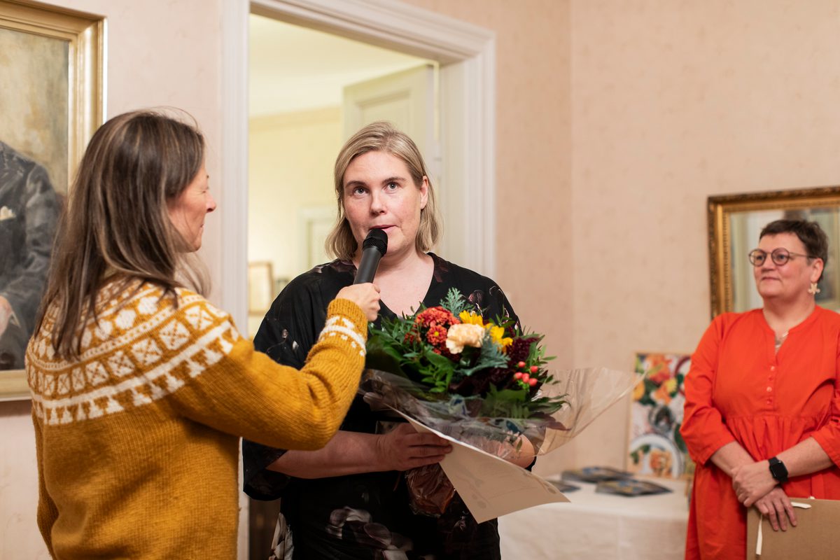 Mia Hafrén, Marthaförbundets ordförande, delar ut priset, och lyfter i motiveringen upp det arbete föreningen gör för att bevara och utveckla det finländska matarvet och skapa produkter med hög kvalitet, rik smak och tydlig identitet.