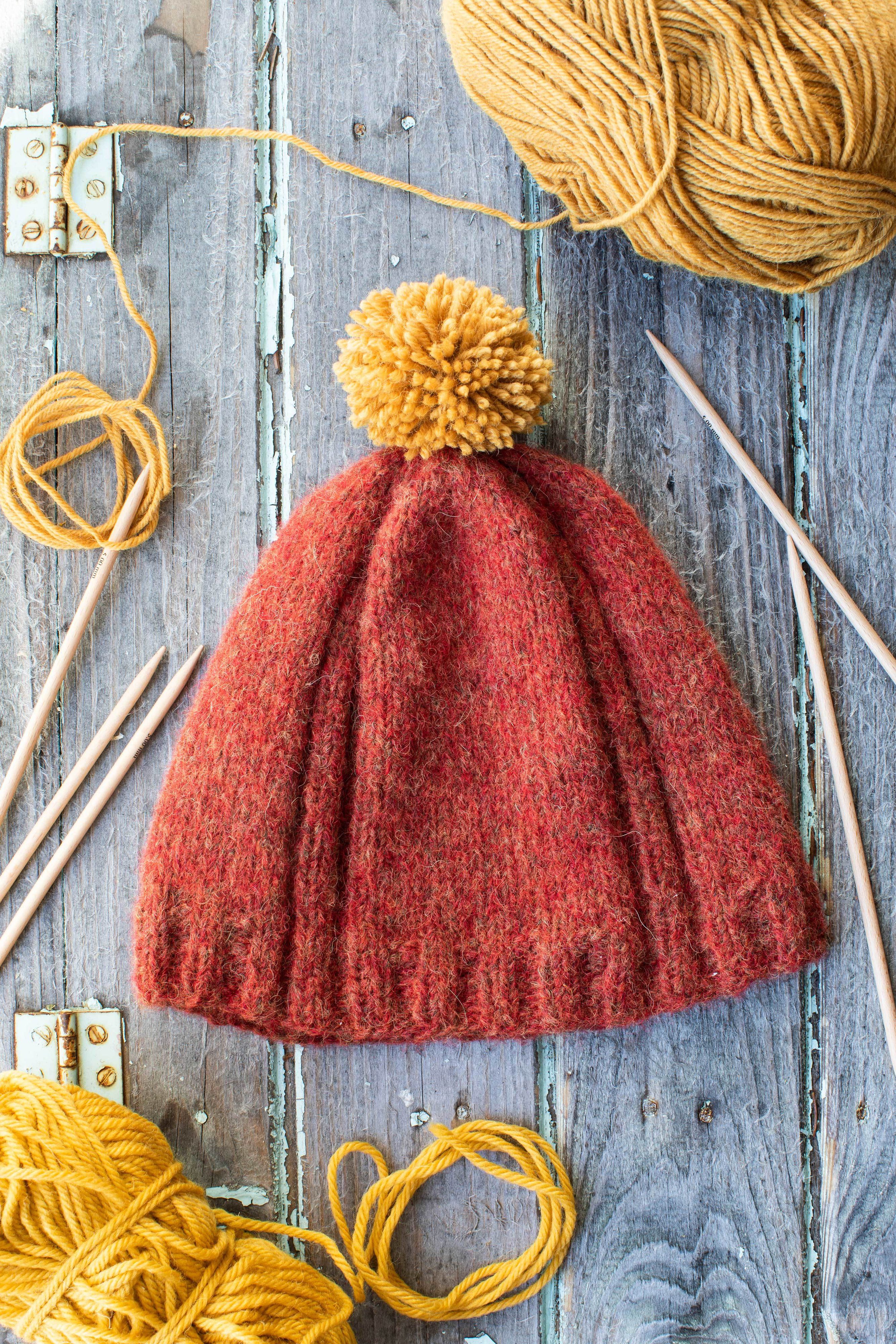 Röd mössa med gul tofs